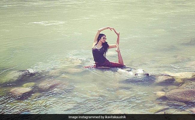 TV की दबंग पुलिस अफसर ने नदी के बीचोंबीच बैठ यूं किया योग, वायरल हुईं Photos