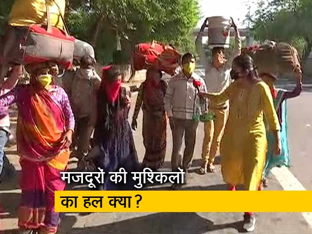 कोरोना: लॉक डाउन के कारण घल लौटने के लिए आनंद विहार बस अड्डे की ओर बढ़ते लोग