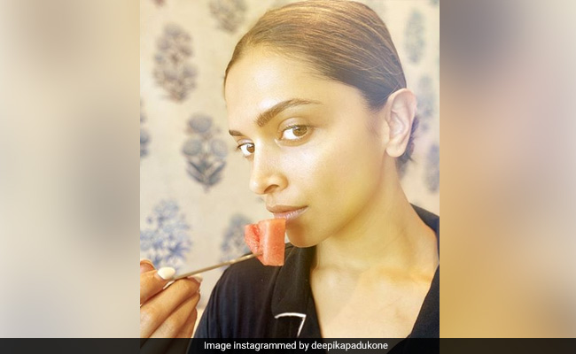 Deepika Padukone's Epic Reply To Varun Dhawan's "Night Suit" Question Will Leave You In Splits