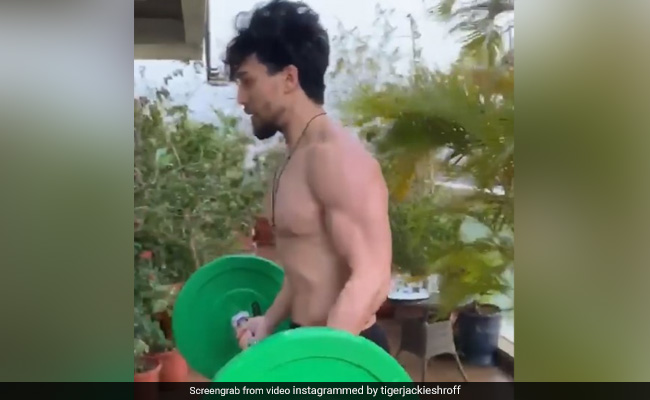 टाइगर श्रॉफ ने घर पर खूब की एक्सरसाइज, बोले- बचपन में मम्मी खेलने नहीं देती थी, लेकिन अब...देखें  Video