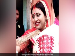 विदाई के समय मां को रोता देख दुल्हन की छूटी हंसी, बोली- 'अरे मैया...' 30 लाख से ज्यादा बार देखा गया TikTok Video विदाई के समय मां को रोता देख दुल्हन की छूटी हंसी, बोली- 'अरे मैया...' 30 लाख से ज्यादा बार देखा गया TikTok Video