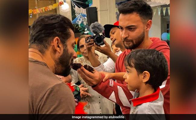Trending: Ahil Celebrates Birthday With <i>Mamu</i> Salman And Khan<i>daan</i>