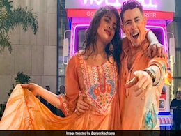 Nick Jonas Plays Holi For The First Time. Priyanka Chopra Shows "How It's Done" Nick Jonas Plays Holi For The First Time. Priyanka Chopra Shows "How It's Done"