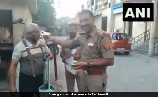 VIDEO: बुजुर्ग की शुगर हुई डाउन तो UP पुलिस से लगाई मदद की गुहार, इंस्पेक्टर ने खुद पहुंच अपने हाथ से खिलाई मिठाई