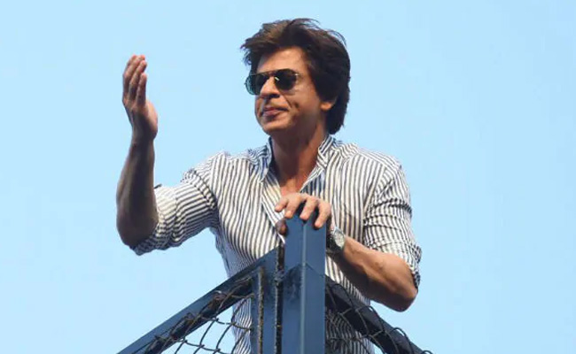 शाहरुख खान ने ईद के मौके पर दी फैन्स को सामाजिक दूरी की सलाह, Tweet कर बोले- हर कोई खुद को गले लगाए...