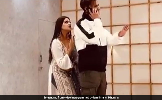 आसिम रियाज और हिमांशी खुराना का क्यूट Video हुआ वायरल, नजरें नहीं हटा पा रहे लोग