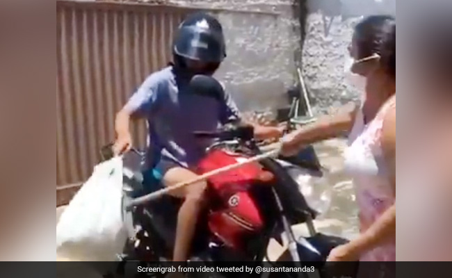 लॉकडाउन में गाड़ी से घर लौटा बेटा तो मां ने उठाया डंडा और किया कुछ ऐसा, Video देखकर रह जाएंगे हैरान