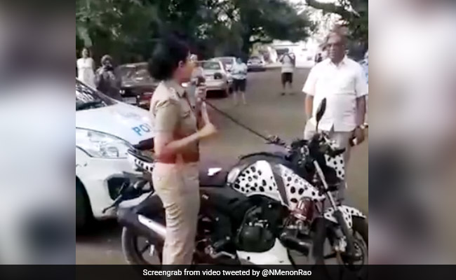 बेंगलुरु की ACP फातिमा ने बीच सड़क पर रोकी गाड़ी, लोगों को बाहर निकाल गाया ये गाना... देखें Video