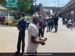 Coronavirus Lockdown: NGO के साथ मिलकर यह रेस्टोरेंट कर रहा है मजदूरों और जरूरतमंदों की मदद, देखें Video Coronavirus Lockdown: NGO के साथ मिलकर यह रेस्टोरेंट कर रहा है मजदूरों और जरूरतमंदों की मदद, देखें Video