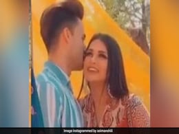 आसिम और हिमांशी का प्यार बिग बॉस के बाहर भी है बरकार, रोमांटिक अंदाज जमकर हो रहा है Viral आसिम और हिमांशी का प्यार बिग बॉस के बाहर भी है बरकार, रोमांटिक अंदाज जमकर हो रहा है Viral