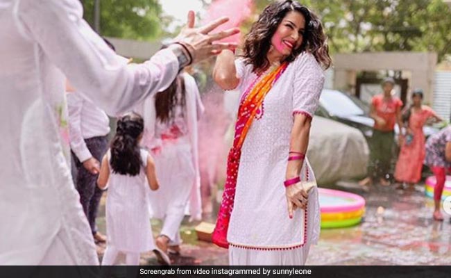 सनी लियोन पर पति डेनियल ने डाला गुलाल तो यूं झूम उठीं एक्ट्रेस, धमाकेदार Video हुआ वायरल