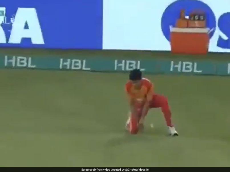 PSL में खिलाड़ी ने की ऐसी बचकानी फील्डिंग, देखते ही देखते पांव के नीचे से निकल गई गेंद VIDEO