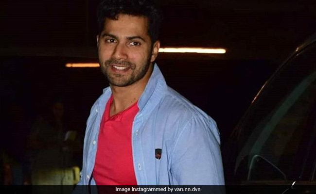 वरुण धवन के जिम से निकलते ही फोटोग्राफर खींचने लगे फोटो, तभी एक्टर ने उठा लिया गोद में और फिर...देखें Video