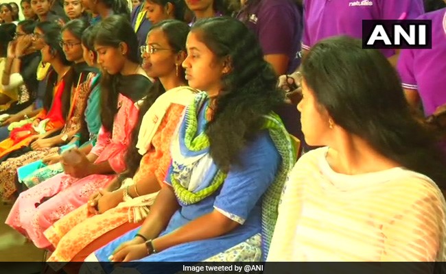 कैंसर पीड़ितों के लिए इस कॉलेज की 80 लड़कियों ने दान किए अपने बाल तो ट्विटर पर लोगों ने कहा...