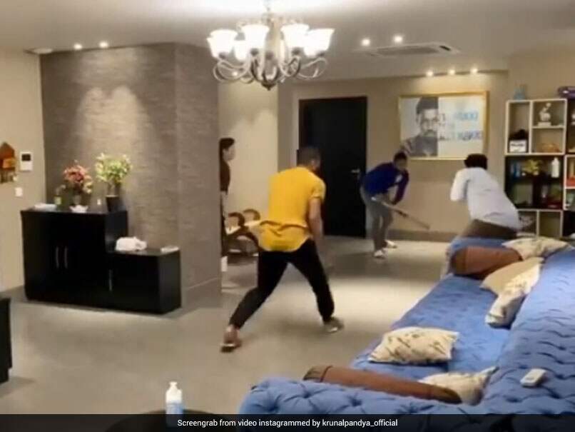 Hardik Pandya Krunal Pandya Play Cricket At Home With Family Amid Lockdown Watch Cricket News Hardik pandya is plays for mumbai indians in the indian premier league. hardik pandya krunal pandya play