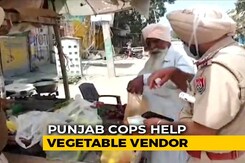 Punjab Cops Buy Groceries From Vendor, Give To Public Punjab Cops Buy Groceries From Vendor, Give To Public