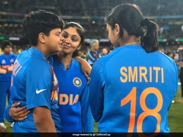 Women's T20 World Cup 2020: ऑस्ट्रेलिया से फाइनल हारने के बाद रो पड़ीं शेफाली वर्मा, साथी प्लेयर्स ने संभाला Women's T20 World Cup 2020: ऑस्ट्रेलिया से फाइनल हारने के बाद रो पड़ीं शेफाली वर्मा, साथी प्लेयर्स ने संभाला