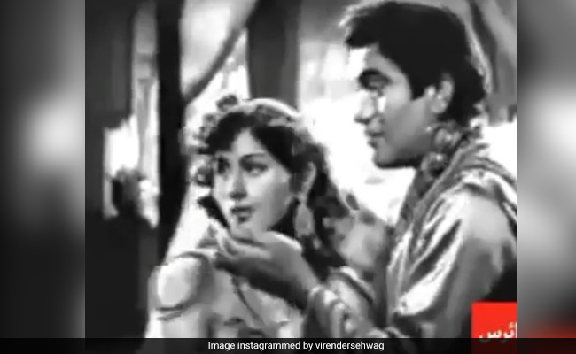 कोरोनावायरस के आतंक के बीच जमकर वायरल हो रहा यह पुराना बॉलीवुड सॉन्ग, सहवाग ने शेयर किया Video