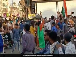 Viral Video: 'जनता कर्फ्यू' में 5 बजते ही सड़कों पर निकल आए लोग, बॉलीवुड एक्टर बोले- मैं बहुत डर गया हूं... Viral Video: 'जनता कर्फ्यू' में 5 बजते ही सड़कों पर निकल आए लोग, बॉलीवुड एक्टर बोले- मैं बहुत डर गया हूं...