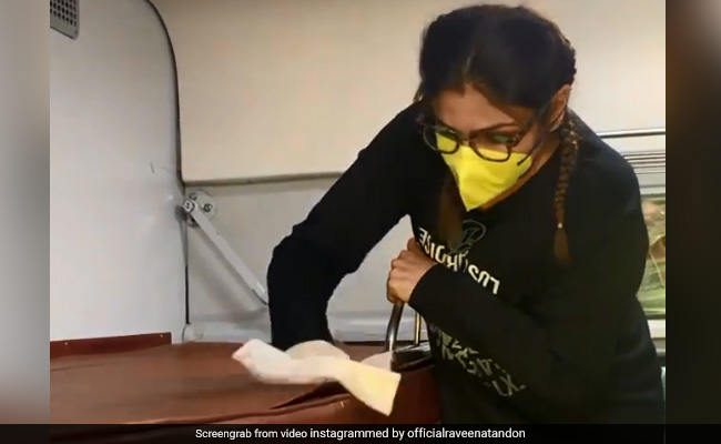 ट्रेन में सफर कर रही थीं रवीना टंडन, Coronavirus के डर से खुद ही साफ कर डाली पूरी सीट... देखें Video