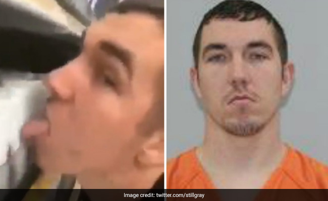 लड़के ने उड़ाया कोरोनावायरस का मजाक, चाटा टॉयलेट का सामान, आतंक का मामला दर्ज, देखें VIDEO