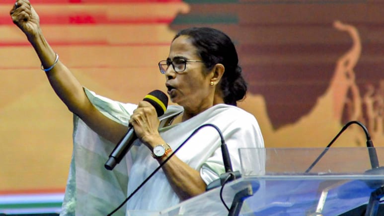 बंगाल चुनाव से पहले तबादलों पर घमासान, ममता बनर्जी बोलीं अघोषित राष्ट्रपति शासन लागू