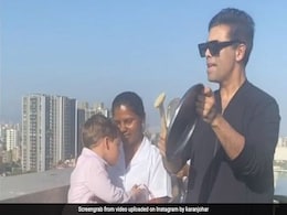 करण जौहर 'जनता कर्फ्यू' में चढ़ गए छत पर, पीटने लगे थाली, गीता बसरा ने भी भज्जी के साथ बजाई ताली- देखें Video करण जौहर 'जनता कर्फ्यू' में चढ़ गए छत पर, पीटने लगे थाली, गीता बसरा ने भी भज्जी के साथ बजाई ताली- देखें Video