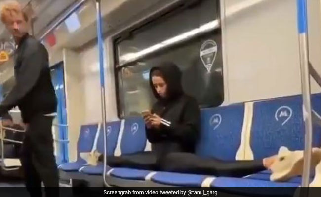 मेट्रो में जा रही इस लड़की ने कुछ इस अंदाज में यात्रियों को अपने आस-पास बैठने से रोका, Video हुआ वायरल
