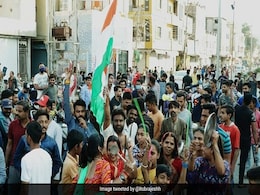 जनता कर्फ्यू में थाली पीटने के लिए इंदौर में लोगों ने निकाला जुलूस, ट्विटर पर लोग बोले- 'दिमाग घुटनों में है क्या...' देखें Video जनता कर्फ्यू में थाली पीटने के लिए इंदौर में लोगों ने निकाला जुलूस, ट्विटर पर लोग बोले- 'दिमाग घुटनों में है क्या...' देखें Video