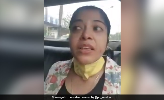 Airlines में काम करने वाली लड़की को लोगों ने किया प्रताड़‍ित, मां को भी किया परेशान, रोते हुए बताई आपबीती, देखें Video