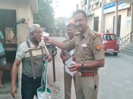 Coronavirus: जब लॉकडाउन में पुलिस ने बुज़ुर्ग को रसगुल्ला घर पर लाकर दिया! Coronavirus: जब लॉकडाउन में पुलिस ने बुज़ुर्ग को रसगुल्ला घर पर लाकर दिया!