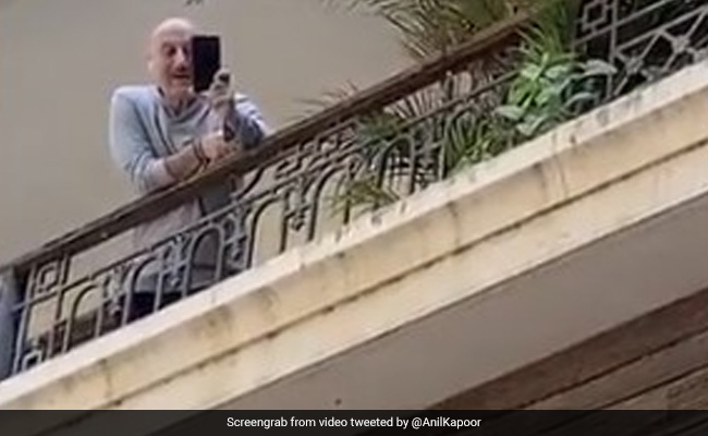 पड़ोसी होकर भी नहीं मिल रहे अनुपम खेर और अनिल कपूर, घर के गेट और बालकनी से कर रहे बात- देखें Video