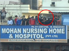 दिल्ली हिंसा का नया VIDEO आया सामने, अस्पताल की छत से मास्क लगाकर भीड़ पर फायरिंग करते दिखे दंगाई