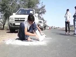 Migrant Worker, Whose Pic Went Viral, To Walk Home Despite Fracture Migrant Worker, Whose Pic Went Viral, To Walk Home Despite Fracture