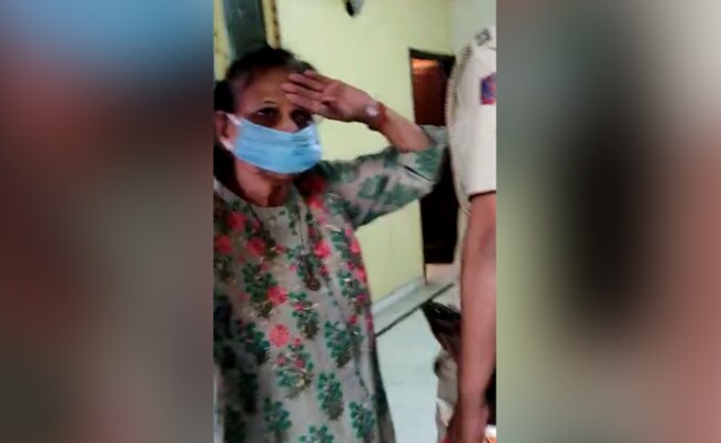 कोरोनावायरस लॉकडाउन के बीच दिल्ली पुलिस ने किया ऐसा काम कि बुजुर्ग महिला ने खड़े होकर किया सैल्यूट