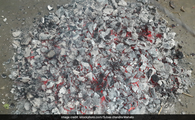 कोरोना वायरस पर प्रेस कांफ्रेंस में जलाए गए 'गोबर के उपले', कॉलेज स्टूडेंट्स बोले- 'हवा हो जाती है स्वच्छ...'