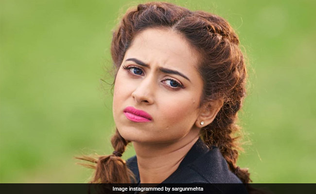 टीवी एक्ट्रेस को कोरोनावायरस की वजह से घर में बंद होने पर आया गुस्सा, बोलीं- कोविड 19 हाय हाय...