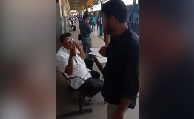 Coronavirus: प्लेटफॉर्म पर 'थर्मल डिटेक्टर मशीन' का इस तरह इस्तेमाल देख पीट लेंगे अपना सिर, VIDEO वायरल