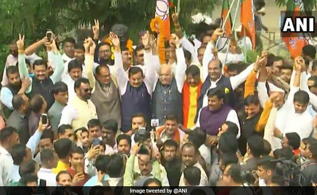 Coronavirus के कहर के बावजूद बीजेपी नेताओं ने पीएम की अपील को भी किया नजरअंदाज, बॉलीवुड डायरेक्टर बोले- यकीन नहीं होता