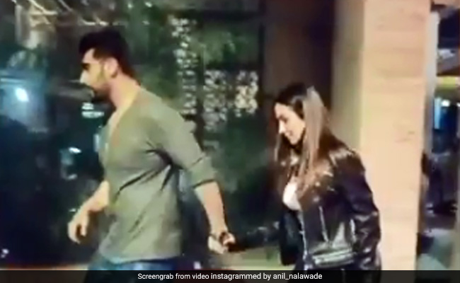 मलाइका अरोड़ा का अर्जुन कपूर संग रोमांटिक Video हुआ वायरल, दोनों हाथों में हाथ डाले आए नजर...