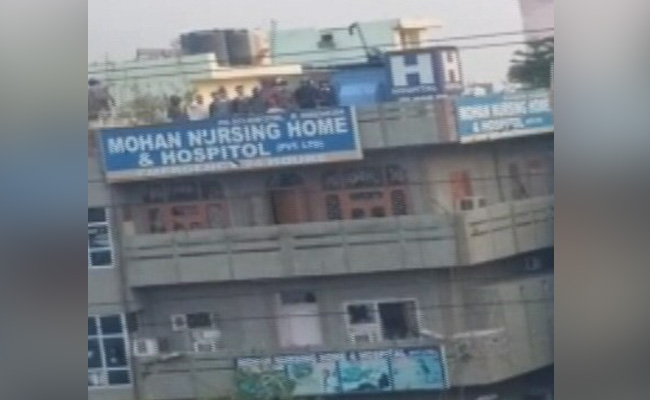 इस दिल्ली में भीड़ के पास बंदूकें कहां से आईं?