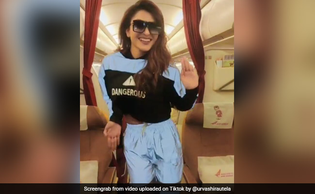 उर्वशी रौतेला का प्लेन में धमाल, आराम से बैठे थे यात्री करने लगीं डांस- देखें Viral Video