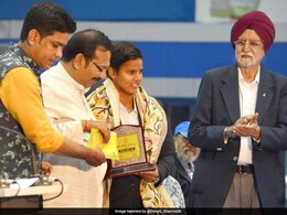 India Women Star Deepti Sharma Felicitated By West Bengal Government India Women Star Deepti Sharma Felicitated By West Bengal Government