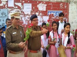 CBSE Board: हिंसाग्रस्त उत्तर पूर्वी दिल्ली में बोर्ड परीक्षाएं शुरू, पुलिस ने फूल देकर दूर किया स्टूडेंट्स का डर CBSE Board: हिंसाग्रस्त उत्तर पूर्वी दिल्ली में बोर्ड परीक्षाएं शुरू, पुलिस ने फूल देकर दूर किया स्टूडेंट्स का डर