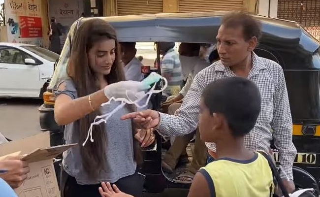 कोरोनावायरस से जंग में आगे आईं भोजपुरी स्टार अक्षरा सिंह, लोगों को बांटे मास्‍क, ग्‍लव्‍स और सेनिटाइजर