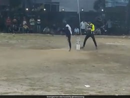 बल्लेबाज ने अजीबोगरीब तरह से मारा छक्का, देखकर विकेटकीपर के भी उड़े होश..देखें Viral Video बल्लेबाज ने अजीबोगरीब तरह से मारा छक्का, देखकर विकेटकीपर के भी उड़े होश..देखें Viral Video