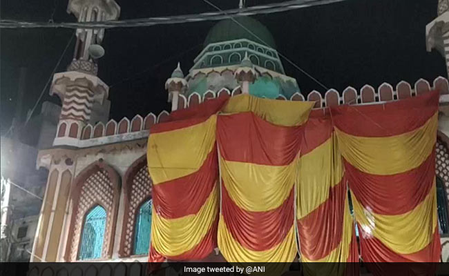 अलीगढ़ में होली के लिए ढकी गई मस्जिद, घरों की छत पर ड्रोन से नजर रख रही है पुलिस