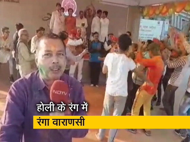 वाराणसी: घाटों पर लोकगीत के साथ होली के रंग