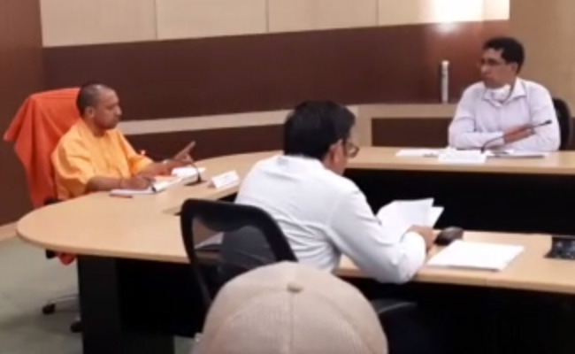 नोएडा में बढ़ रहे कोरोना वायरस संक्रमित लोग, सीएम योगी आदित्यनाथ ने अफसरों को जमकर लताड़ा