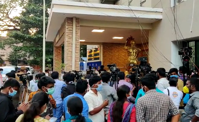 Social Distancing A Distant Idea At Tamil Nadu Chief Minister's Briefing